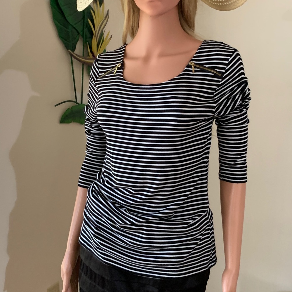 Top Long Sleeved Black & White Striped Cable & Gauge Size Medium